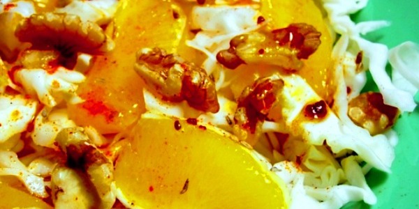 Ensalada de naranja, col y frutos secos con vinagreta  de miel