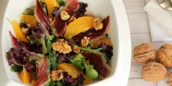Ensalada de jamón de pato, naranjas y nueces de California