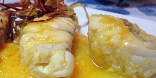 Rape a la naranja con crocante de puerro
