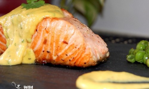 Salmón con crema de naranja y cilantro