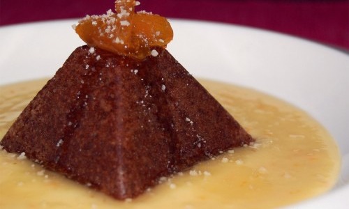 Bizcocho de chocolate con sopa de naranja y gengibre